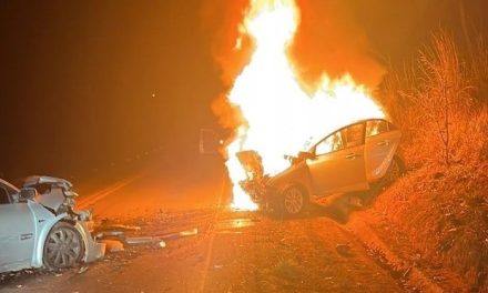 Carro pega fogo após batida e passageiro morre na MG-252, em Araújos