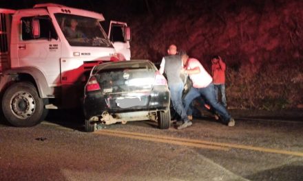 Carro bate de frente com caminhão e motorista fica ferido na BR-494, entre o Distrito de Marilândia e Divinópolis