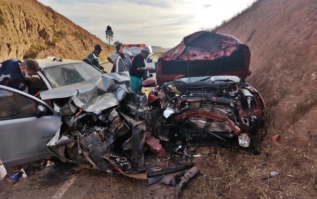 Colisão entre dois veículos deixa uma vítima fatal e quatro feridas em MG