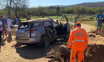 Acidente com caminhonete deixa três vítimas fatais no Norte de Minas