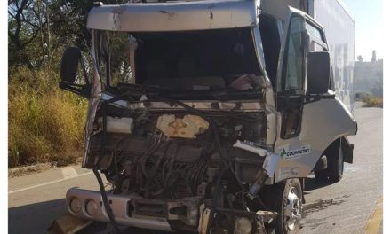 Ocupantes de caminhão ficam feridos após acidente no trevo de Perdigão