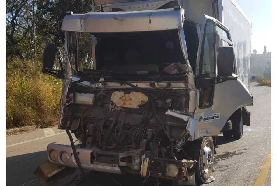 Ocupantes de caminhão ficam feridos após acidente no trevo de Perdigão