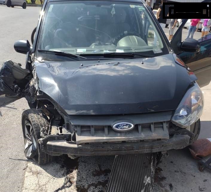 Homem fica ferido após veículo colidir contra portão de posto de combustíveis em Formiga