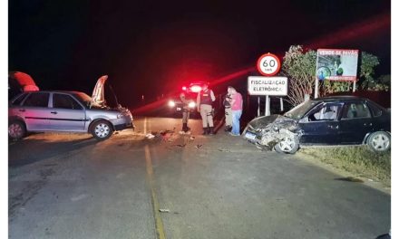 Colisão entre dois carros deixa seis pessoas feridas em Minas