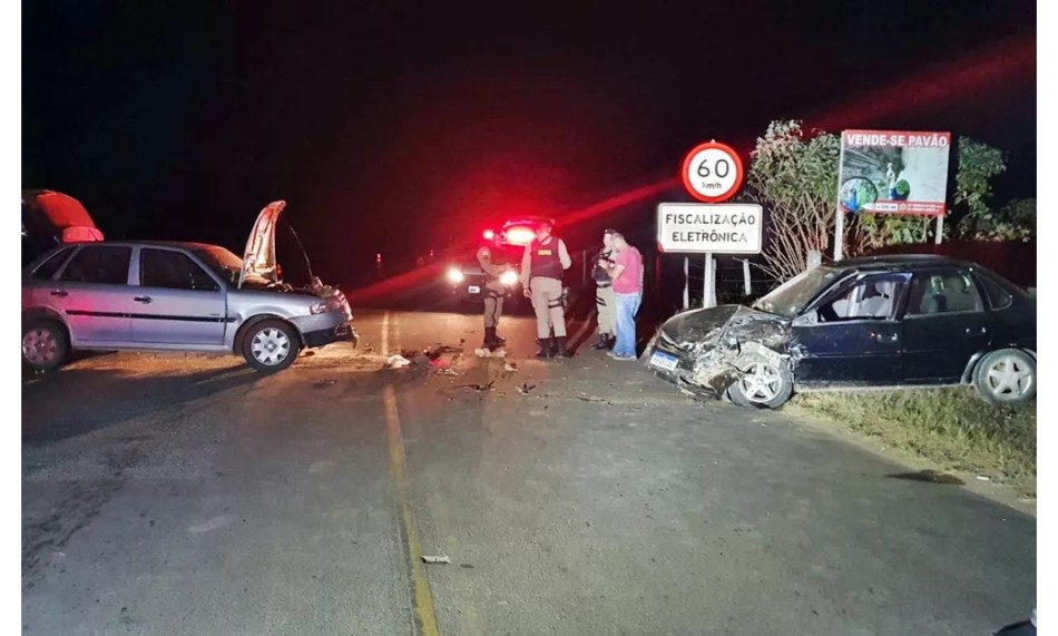 Colisão entre dois carros deixa seis pessoas feridas em Minas