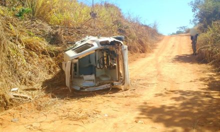 Ambulância capota e deixa motorista ferido na BR-354, em Bambuí