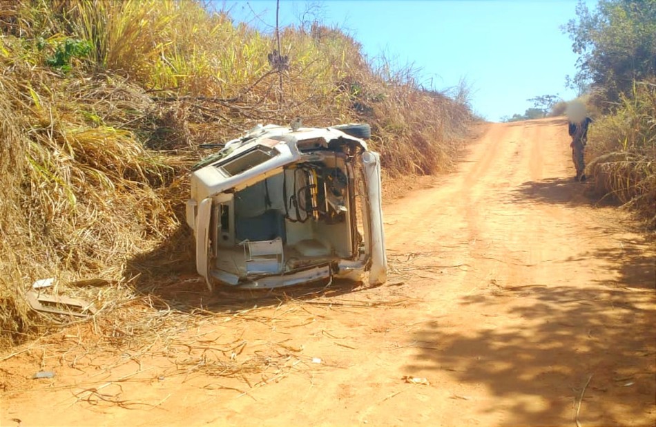 Ambulância capota e deixa motorista ferido na BR-354, em Bambuí