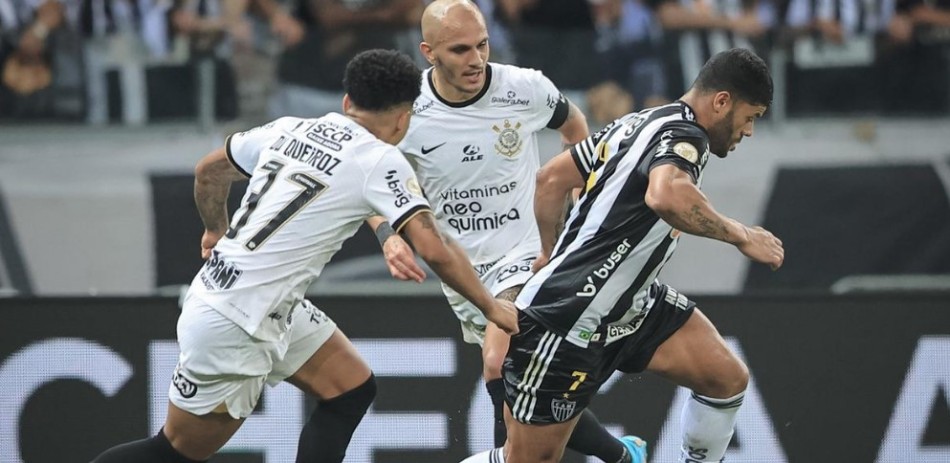 Atlético sai na frente, leva a virada com dois gols de Fábio Santos, e perde para o Corinthians