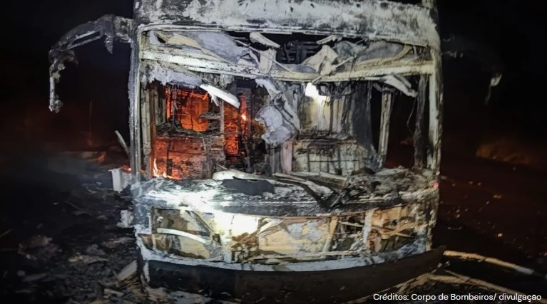 Ônibus que fazia viagem pelo aplicativo Buser pega fogo no interior de Minas 