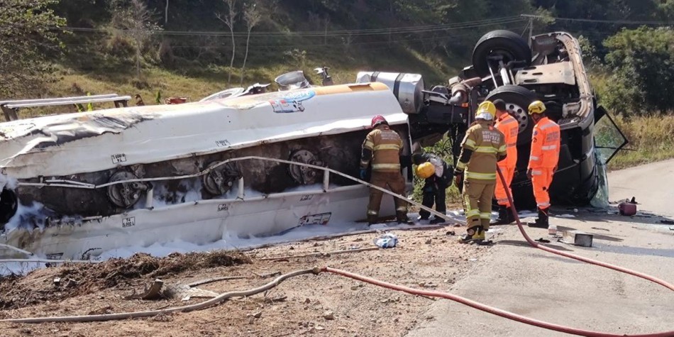 Caminhão-tanque com 42 mil litros de gasolina tomba e deixa motorista ferido na BR-381