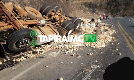 Motorista fica ferido após caminhão tombar na BR-354 em Córrego Danta