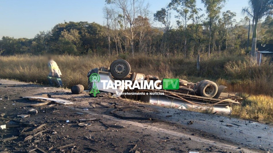 Colisão entre 3 caminhões deixa uma vítima fatal e feridos na BR-262, em Nova Serrana