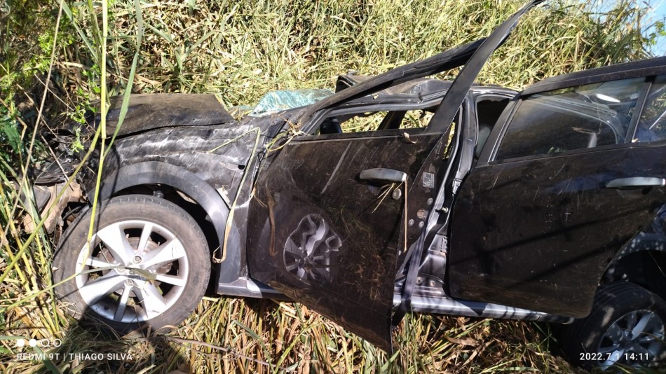 Casal é socorrido pelo Samu após carro capotar na BR-494