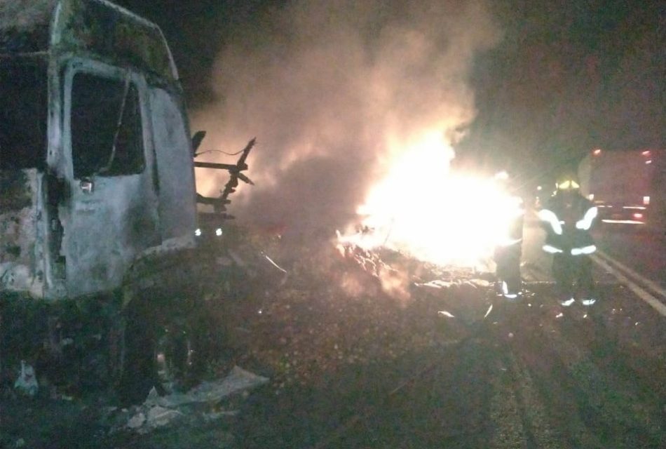 Carreta fica totalmente destruída após incêndio na MG-050