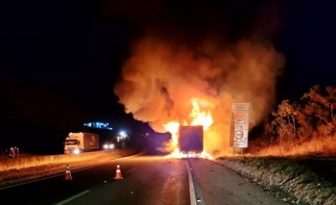Carreta carregada com 20 toneladas de ração para cães pega fogo na Fernão Dias