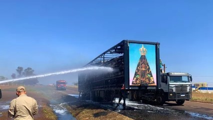 Painel de Nossa Senhora Aparecida fica intacto após fogo destruir carreta de algodão