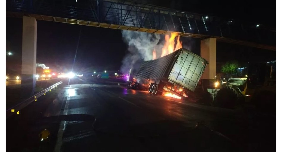 Carreta carregada com carvão pega fogo na BR-262, em Nova Serrana