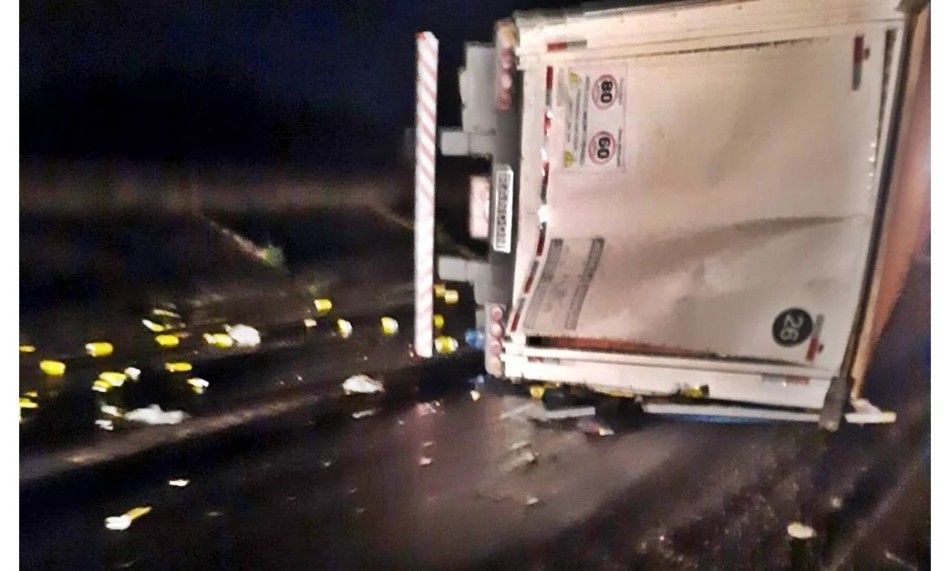 Carreta carregada com 38 toneladas de cerveja tomba e congestiona pista na Fernão Dias