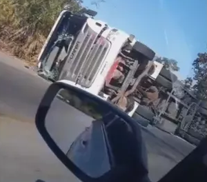 Caminhoneiro fica ferido após tombar veículo na BR-494, entre Divinópolis e Nova Serrana