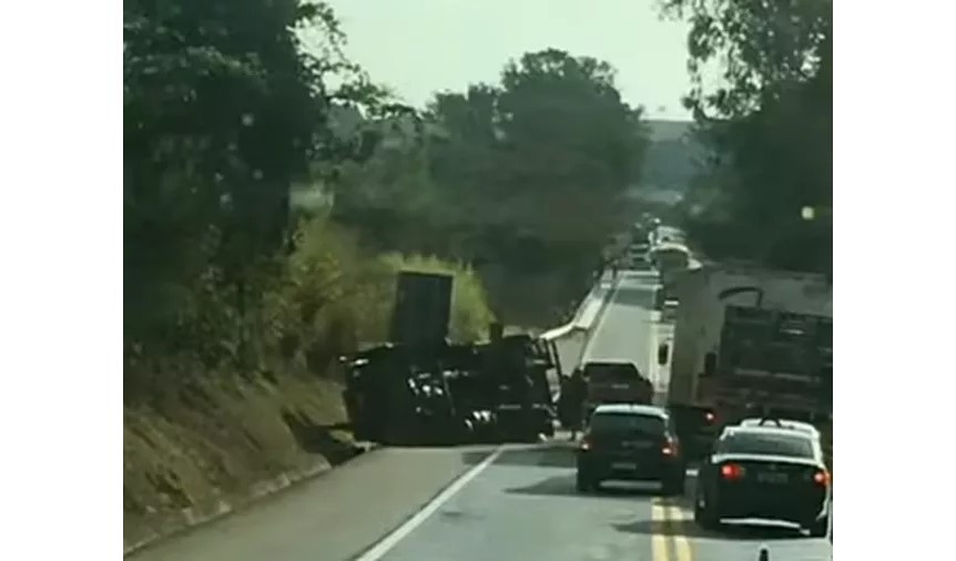 Carreta tomba e motorista fica ferido na BR-262, entre Luz e Bom Despacho