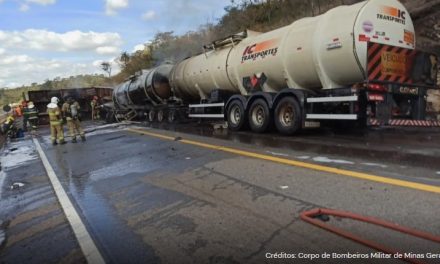 Duas pessoas morrem carbonizadas em acidente com explosão de carretas na BR-262 