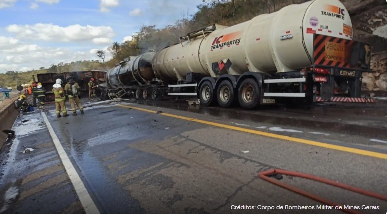 Duas pessoas morrem carbonizadas em acidente com explosão de carretas na BR-262 
