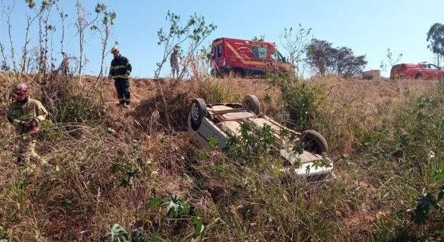 Dois ficam feridos após carro capotar na MG-164, em Bom Despacho