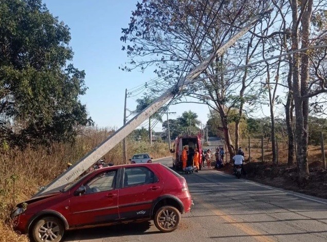 Mulher fica ferida após veículo colidir contra poste de energia elétrica em Divinópolis