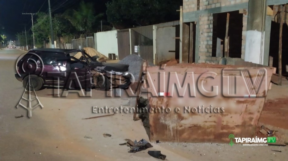 Samu atende quatro jovens após carro bater em caçamba de lixo em Luz
