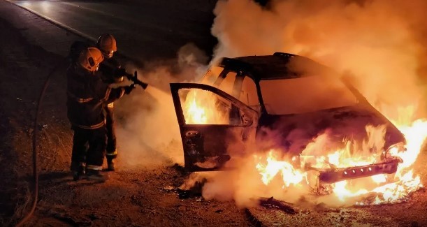 Carro pega fogo na BR-494, em Nova Serrana