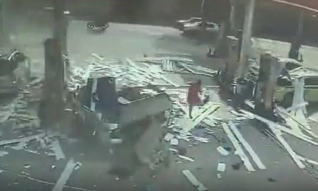 Carro explode enquanto é abastecido, fere passageiro e destrói posto de gasolina