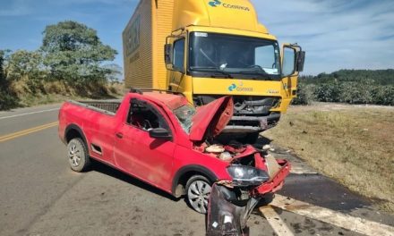 Motorista morre após batida entre caminhão dos Correios e caminhonete em MG