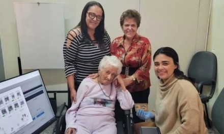 Aos 107 anos, moradora de Nova Serrana tira a 2ª via da carteira de identidade