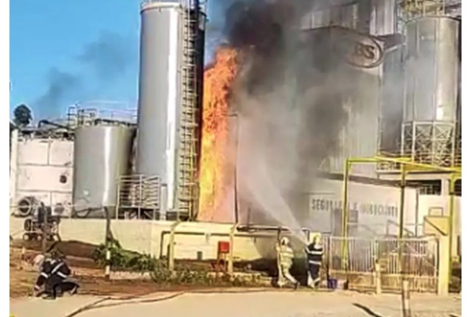 Incêndio atinge fábrica de rações em Passos