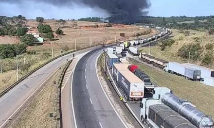 Incêndio em caminhão fecha rodovia Fernão Dias