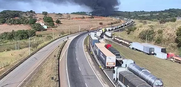Incêndio em caminhão fecha rodovia Fernão Dias
