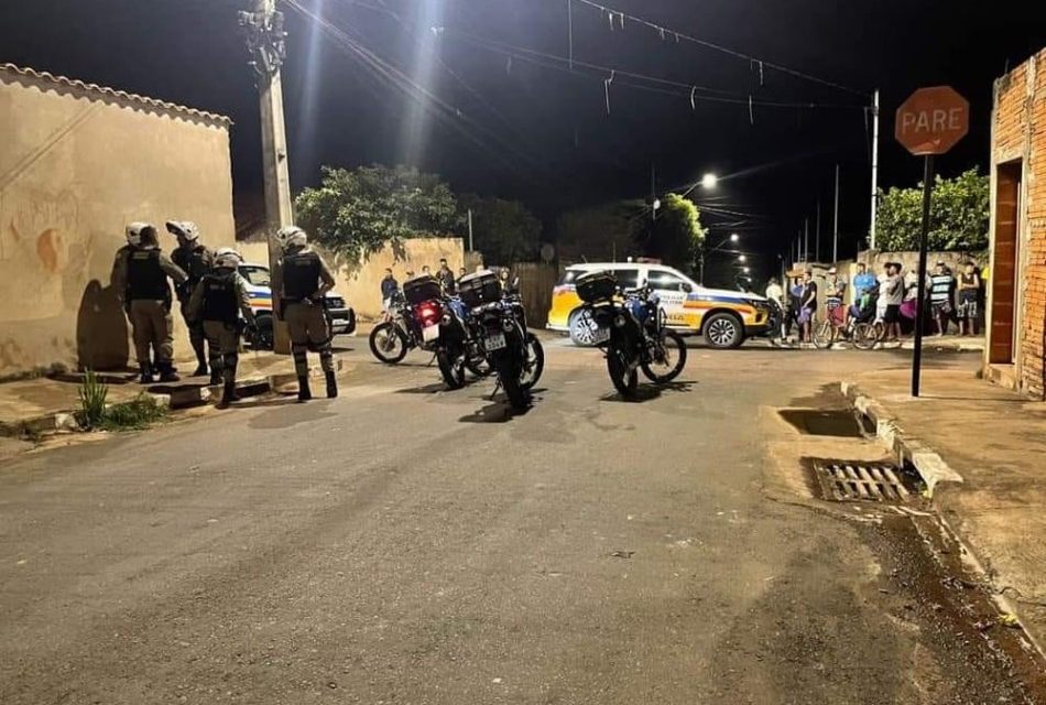 Fuzil é furtado de dentro do carro da PM durante abordagem de rotina em Passos