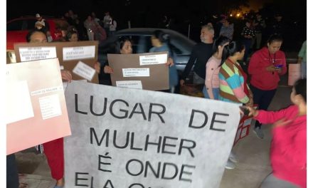 Grupo protesta contra vereador que fez comentários homofóbicos e misóginos em Pedra do Indaiá