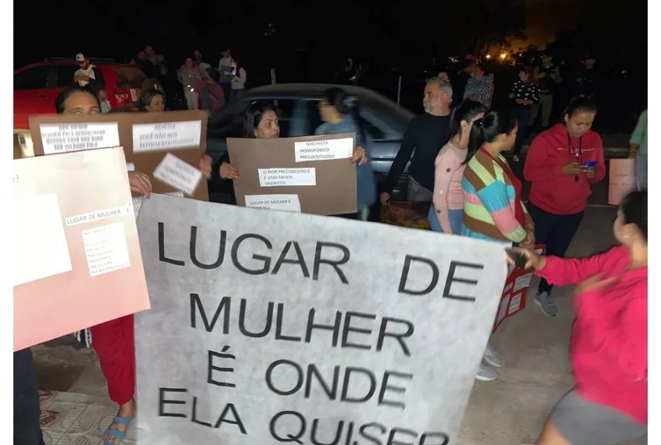 Grupo protesta contra vereador que fez comentários homofóbicos e misóginos em Pedra do Indaiá