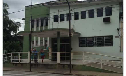 Mulher é detida suspeita de agredir médicos no hospital em Itaúna