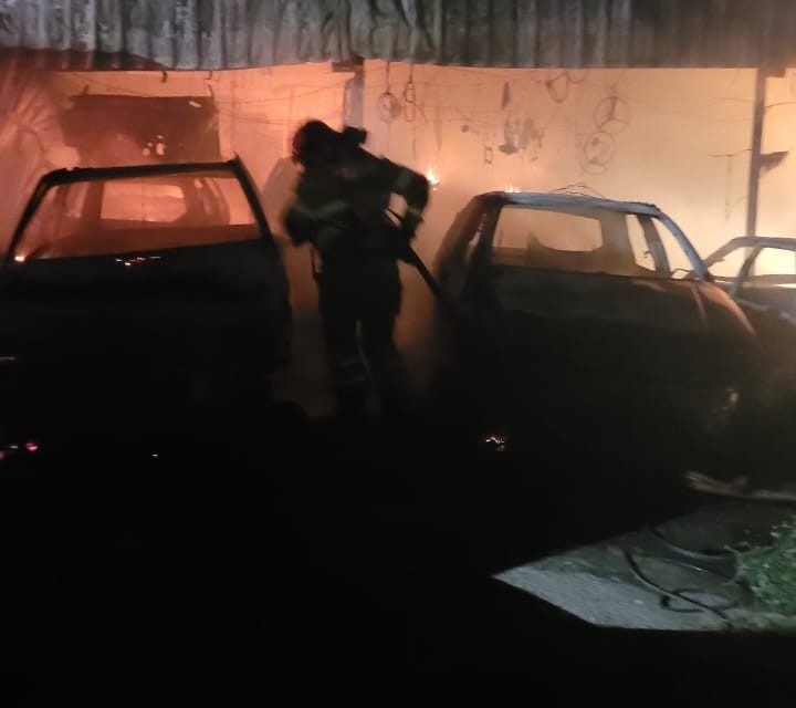 Bombeiros combatem incêndio em ferro-velho em Divinópolis