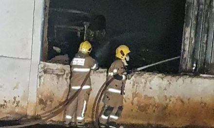 Bombeiros combatem incêndio em fábrica de fogos de artifício em Lagoa da Prata