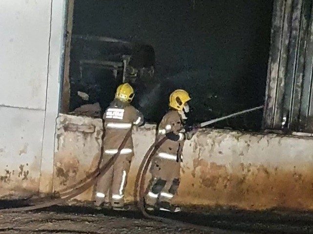 Bombeiros combatem incêndio em fábrica de fogos de artifício em Lagoa da Prata