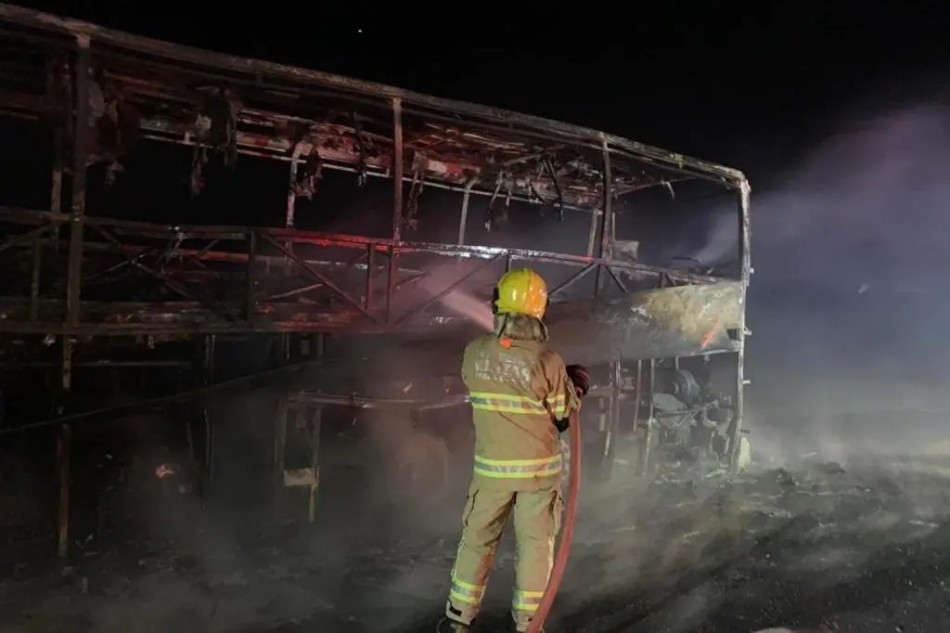 Ônibus com mais de 40 passageiros pega fogo na BR-050, em Uberaba