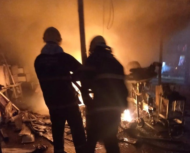 Corpo de Bombeiros combate incêndio em lancha guardada na garagem de casa em Divinópolis