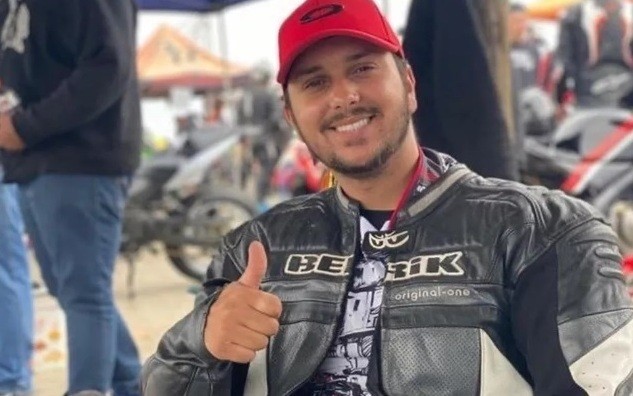 Motociclista morre em acidente entre três veículos na Fernão Dias