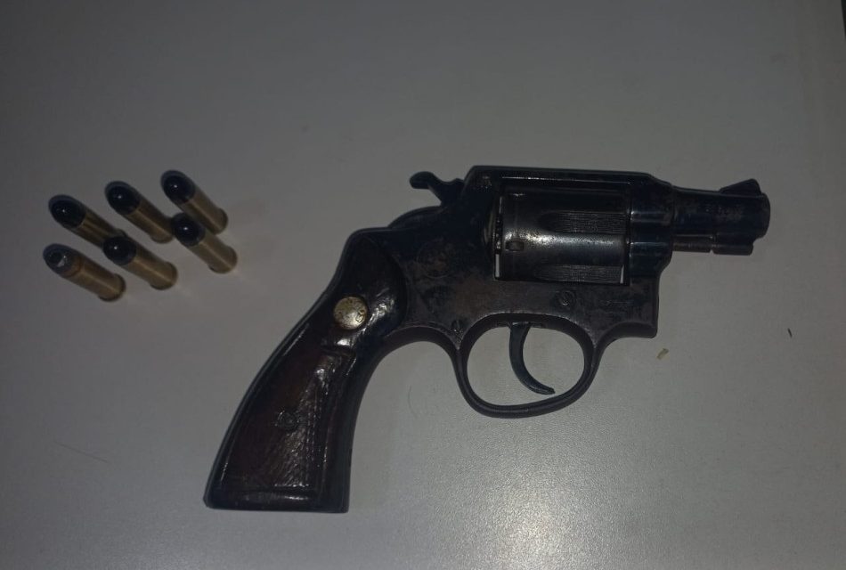 Dois jovens são detidos e uma arma de fogo é apreendida na avenida Brasil, em Formiga