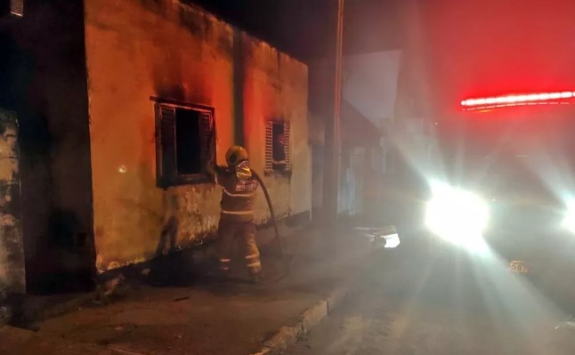 Família tem casa incendiada após brincadeira de filho de 3 anos com isqueiro em Boa Esperança