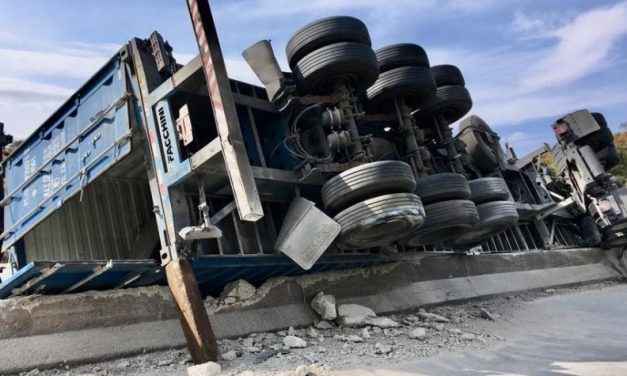 Acidente com carreta fecha pistas da BR-381 nos dois sentidos; motorista está em estado grave