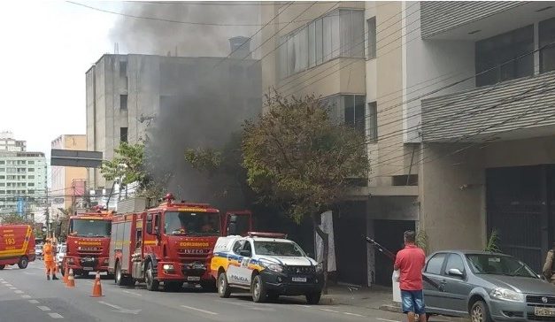 Carro pega fogo em garagem de prédio e rua precisa ser interditada em Divinópolis